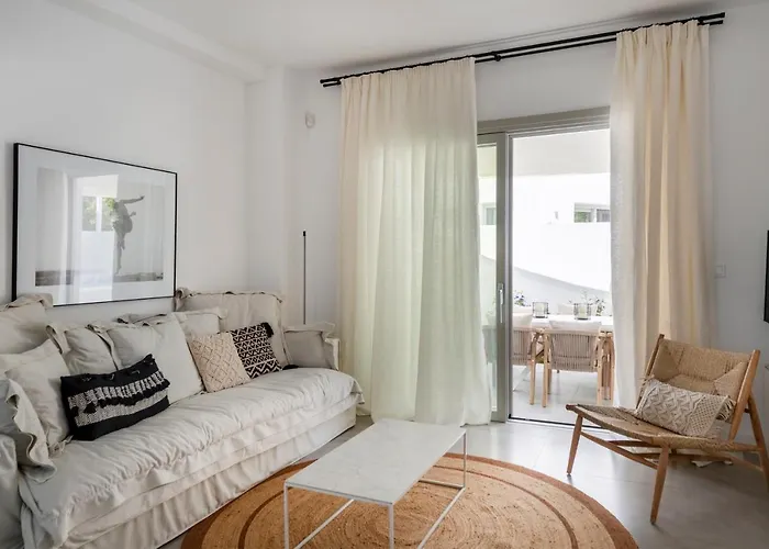 Celia Villa Naousa (Paros)