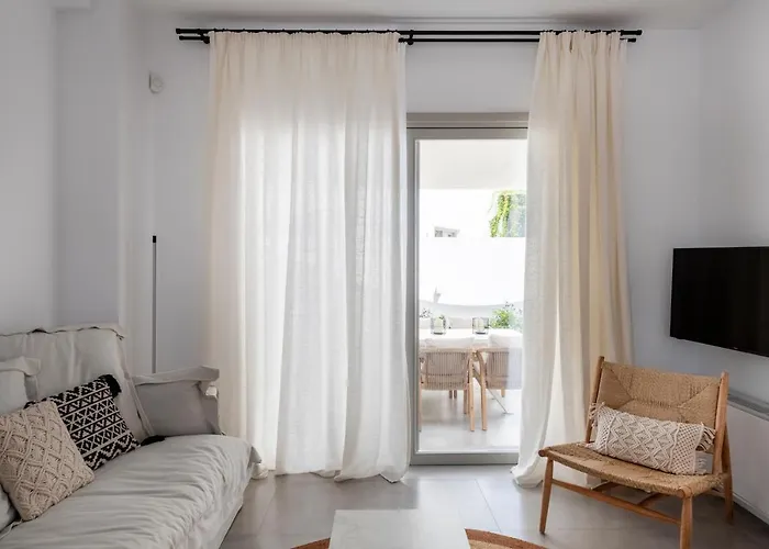 Celia Villa Naousa (Paros)